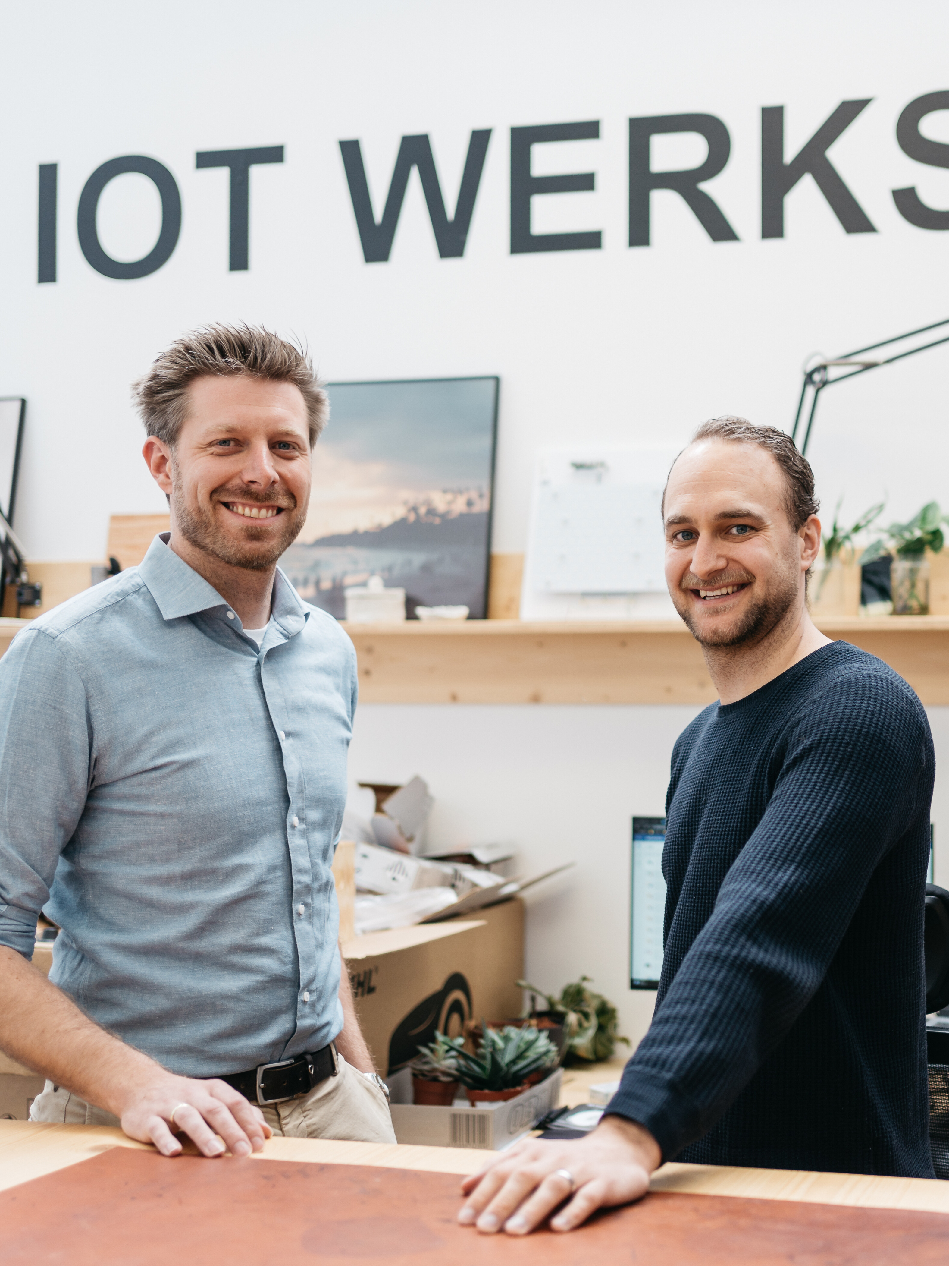 Christian Groebe mit Tester im IOT Büro