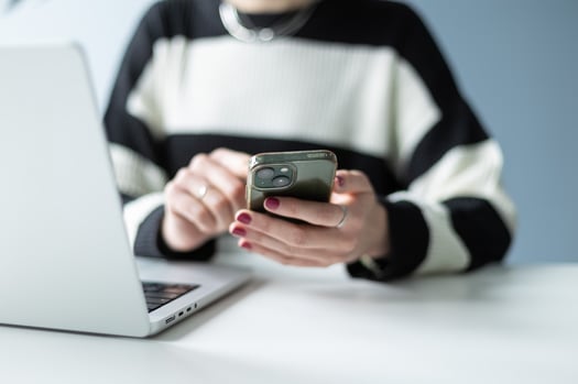 Hände am Smartphone mit dem WCAG Barrierefreiheitstest