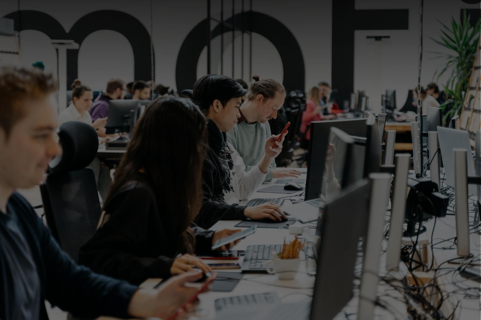 Viele Tester beim Softwaretesting auf der Testingfläche