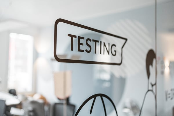 Appmatics Büro in dem ein Schild mit "Testing" hängt