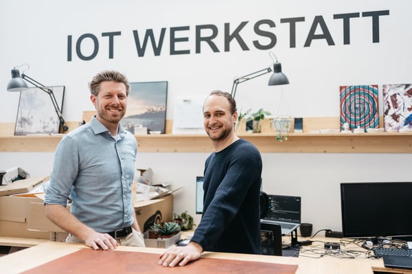 Zwei Männer in der IoT Werkstatt. 
