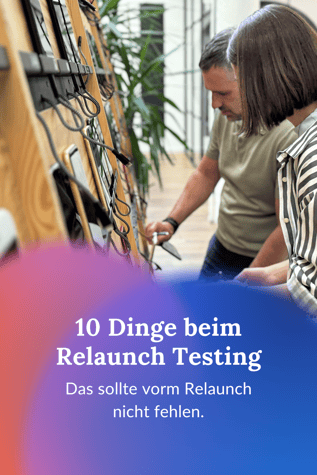 Zwei Personen vor Devices Wall auf Teaser Bild zum Blogartikel - 10 Dinge beim Relaunch Testing