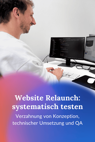 Person vor Laptop, darunter Schrift: Website Relaunch systematisch testen