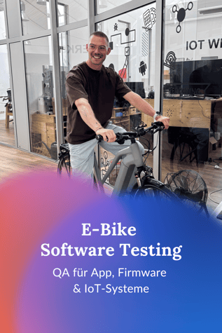 Tester auf einem E-Bike mit Text auf dem Bild: E-Bike Software Testing. QA für App, Firmware & IoT-Systeme
