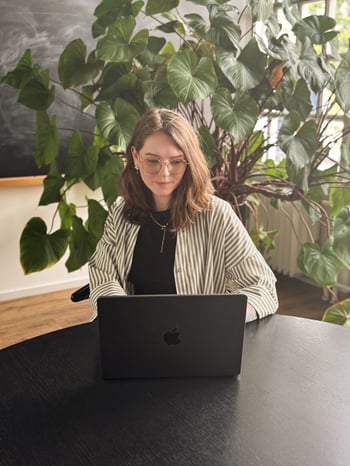 UX Researcherin Anna vor einem Laptop