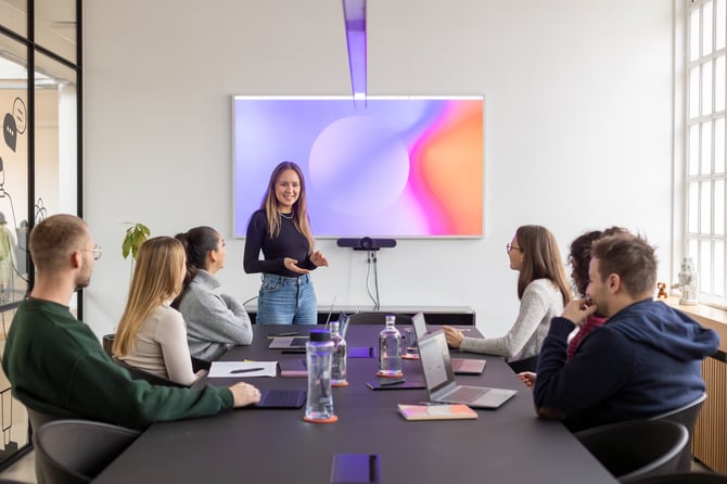 QA Managerin Anita bei einer Präsentation