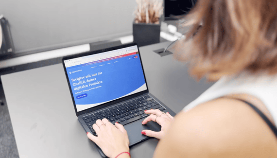 Testerin vor einem Laptop