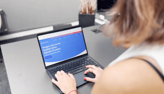 Testerin vor einem Laptop