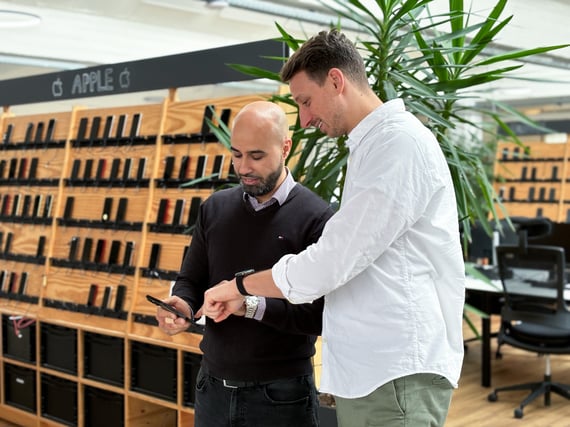 Zwei QA-Experten vor einem Smartphone: Vermeide diese QA Fehler in 2026