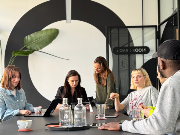 Tester von Appmatics sitzen an einem Konferenztisch an  geöffneten Laptops mit UX-Testing Projekten