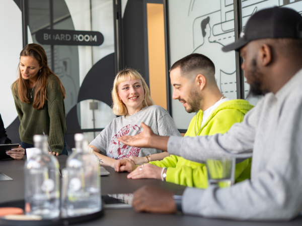 Appmatics Tester an Konferenztisch im Gespräch zum Testing für Energieversorger