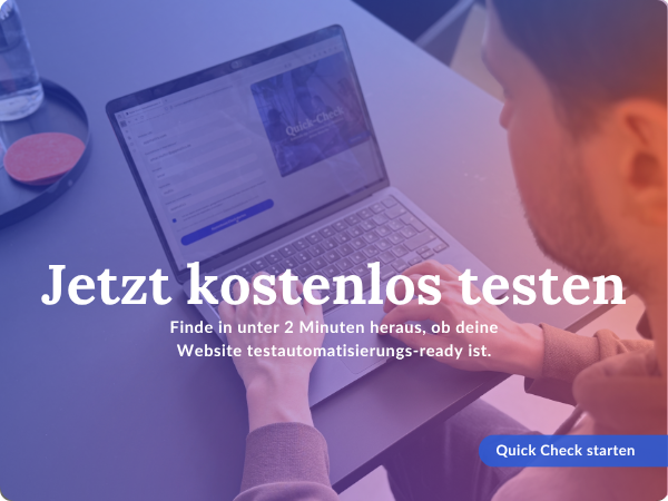 Tester am Laptop mit Schrift: Jetzt kostenlos starten. Finde in unter 2 Minuten heraus, ob deine Website testautomatisierungs-ready ist. Quick Check starten.