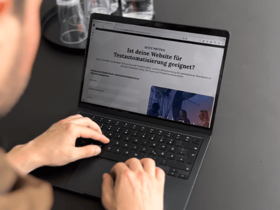 Hände am Laptop mit geöffnetem Bildschirm: Ist deine Website für Testautomation geeignet? Unser Quick Check verrät es dir.