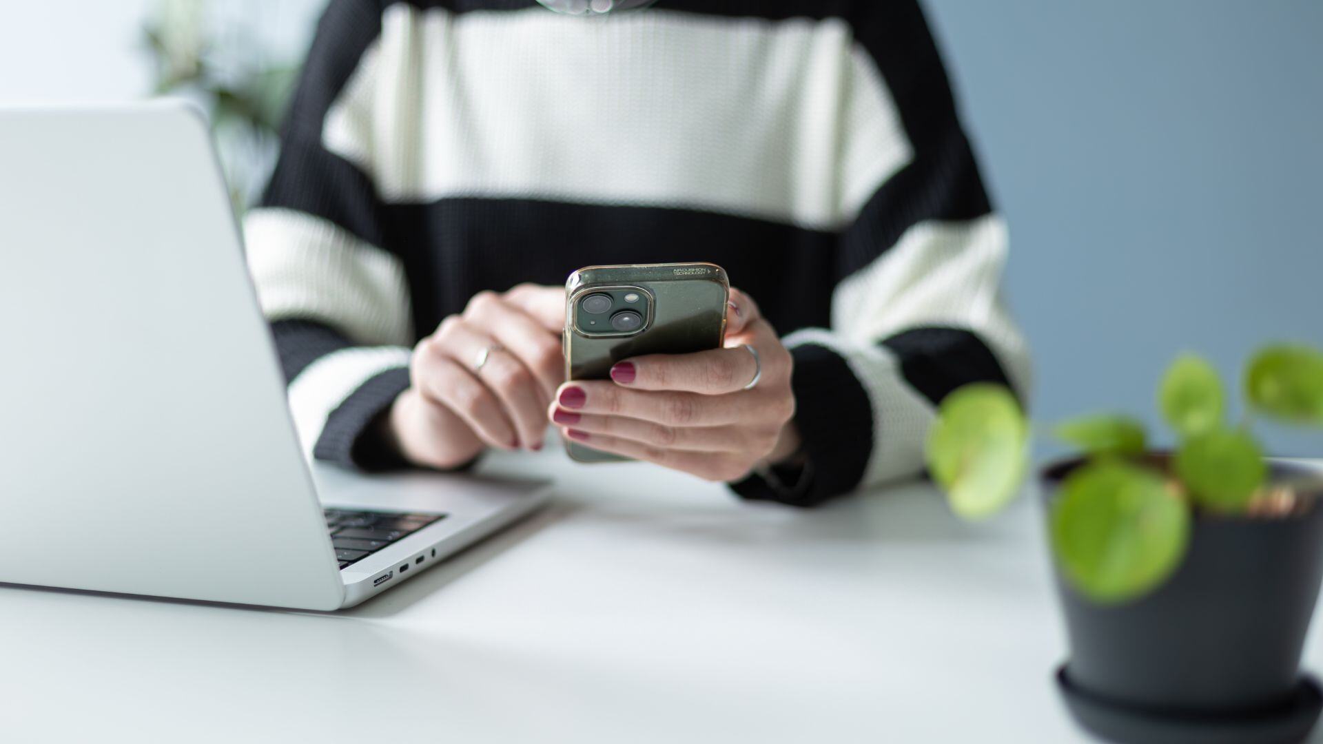 Hände mit einem Smartphone