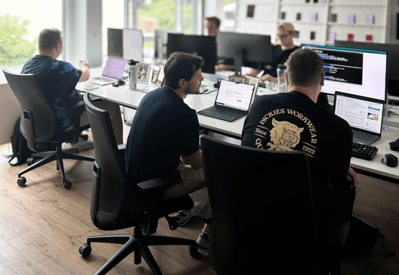 Test Automation Analysts sitzen vor Laptops