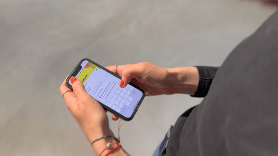 Hände an einem Smartphone mit geöffneter Energieversorger App - Blogartikel zu UX Strategien