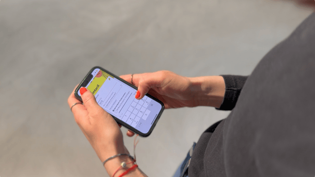 Hände an einem Smartphone mit geöffneter Energieversorger App - Blogartikel zu UX Strategien