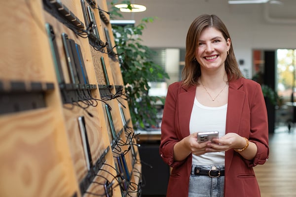 Appmatics Testerin mit Smartphone