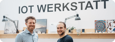 Zwei Tester in der IoT Werkstatt