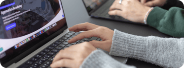 Hände am Laptop