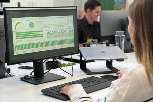 Tester vor Dashboard in der Testautomatisierung