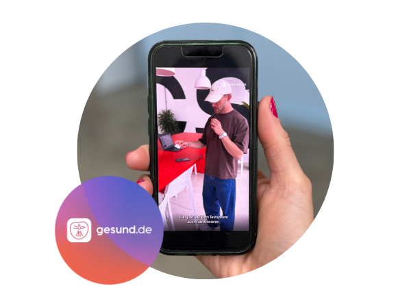 Smartphone in Hand mit Logo von gesund.de