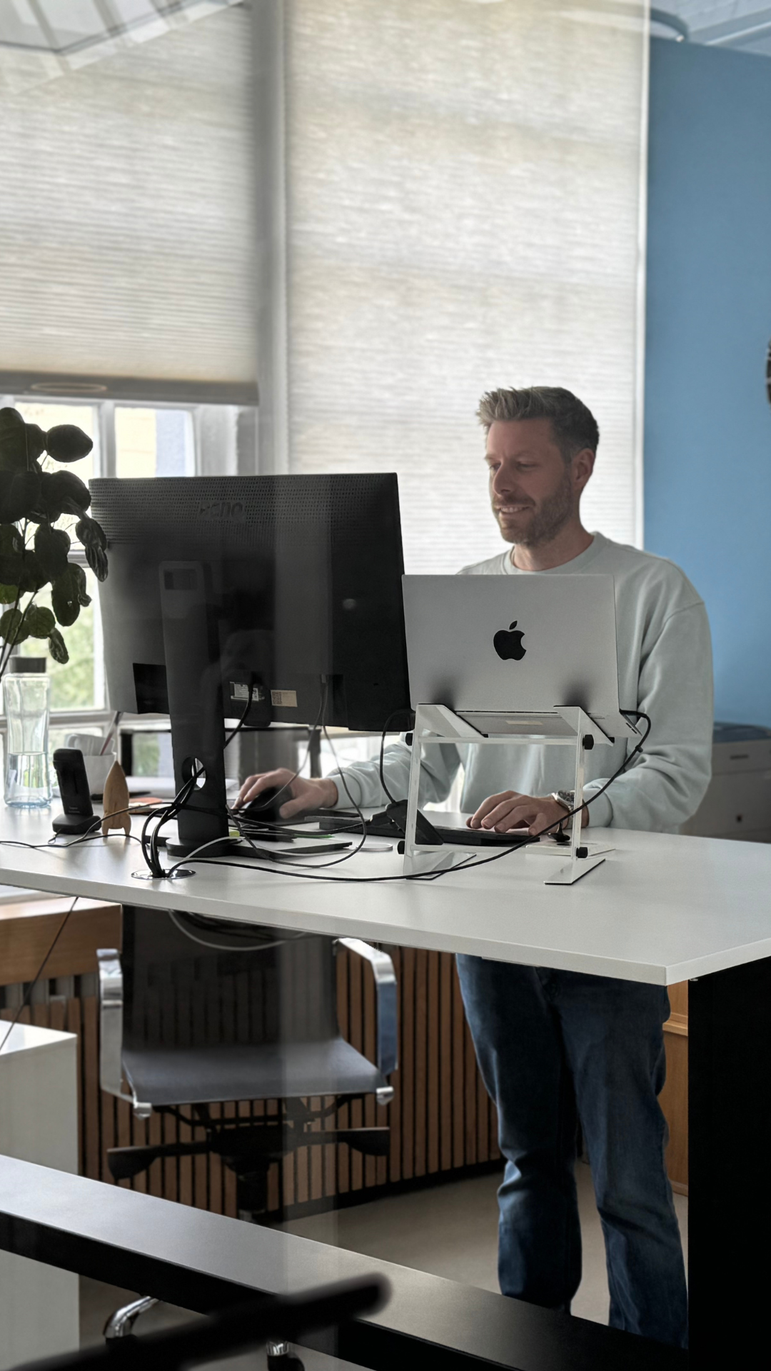 Appmatics Tester vor einem Laptop: Die häufigsten QA-Fragen