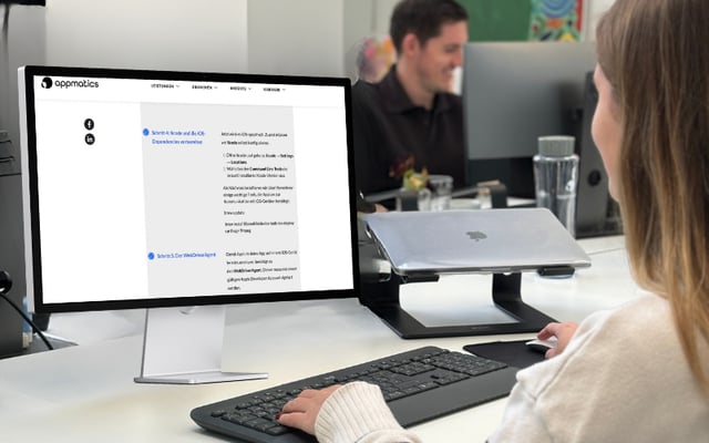 Frau am Laptop mit Guide zum Mac für die mobile Testautomatisierung einrichten